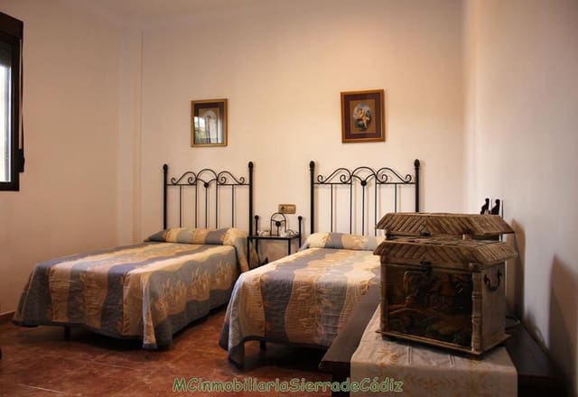 5 bedroom Finca/Country House for sale in Olvera with garage - € 350,000 (Ref: 8320880)