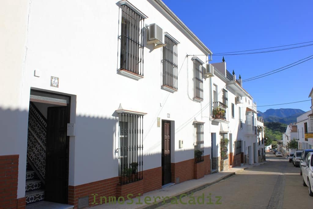 Piso de 4 habitaciones en Algodonales en venta - 110.000 € (Ref: 9640341)