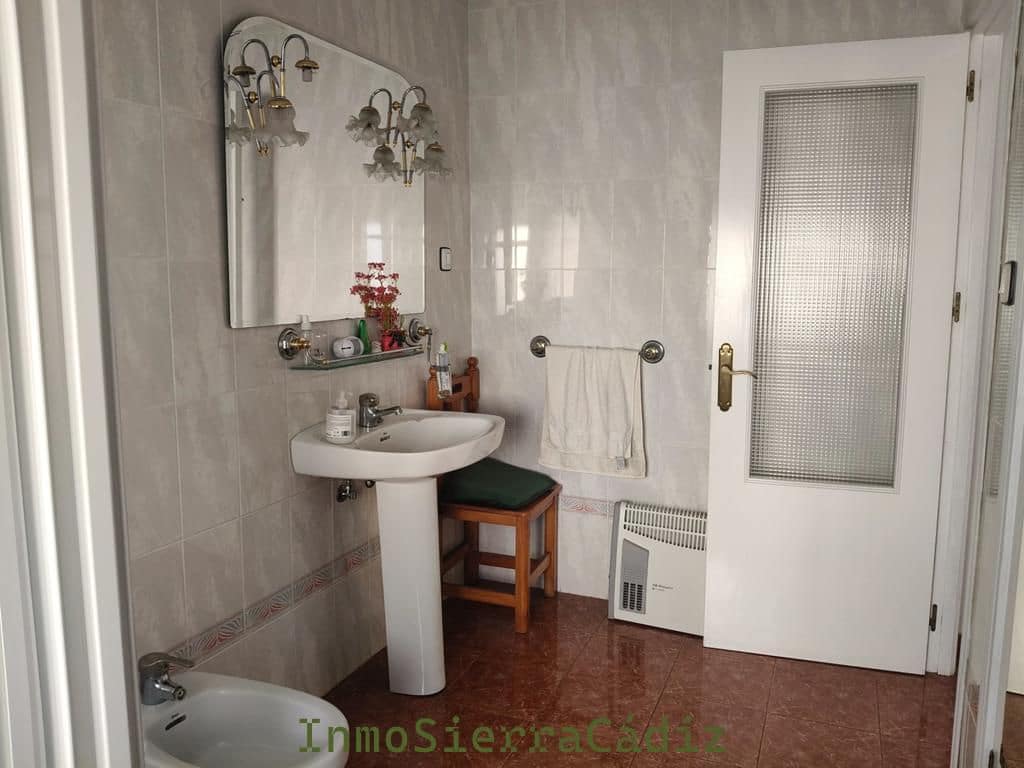 Piso de 4 habitaciones en Algodonales en venta - 110.000 € (Ref: 9640341)