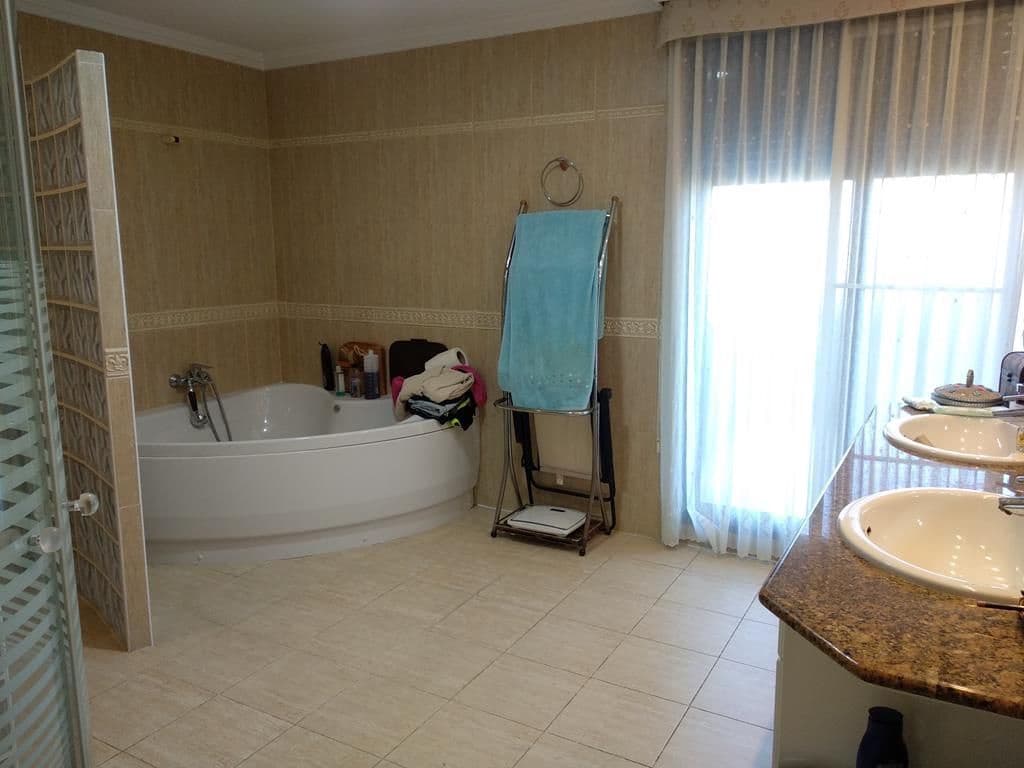 6 bedroom Villa for sale in Oropesa  with pool - € 735,000 (Ref: 9502794)