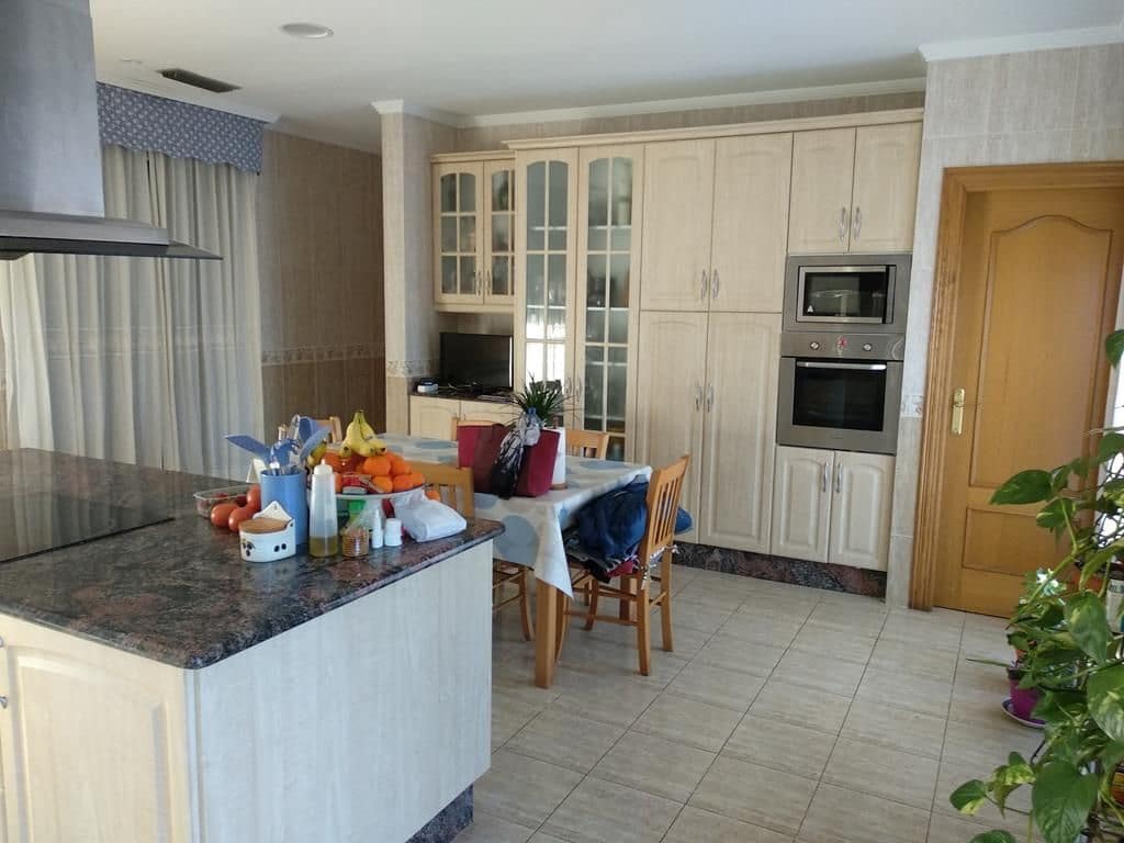 6 bedroom Villa for sale in Oropesa  with pool - € 735,000 (Ref: 9502794)