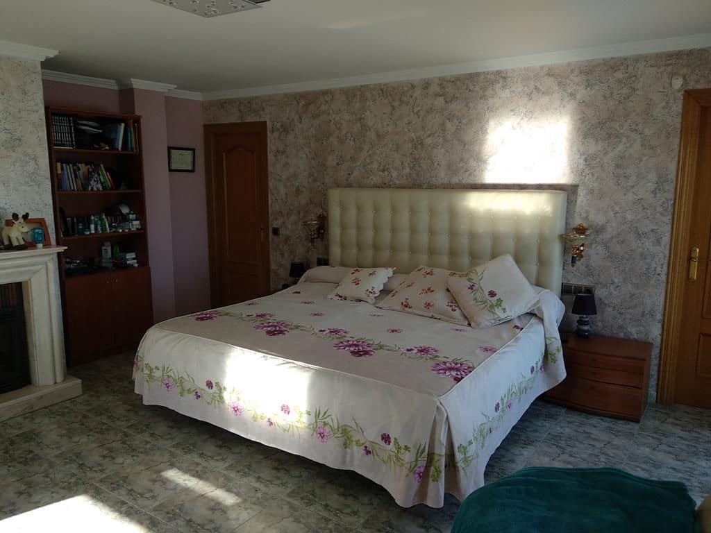 6 bedroom Villa for sale in Oropesa  with pool - € 735,000 (Ref: 9502794)