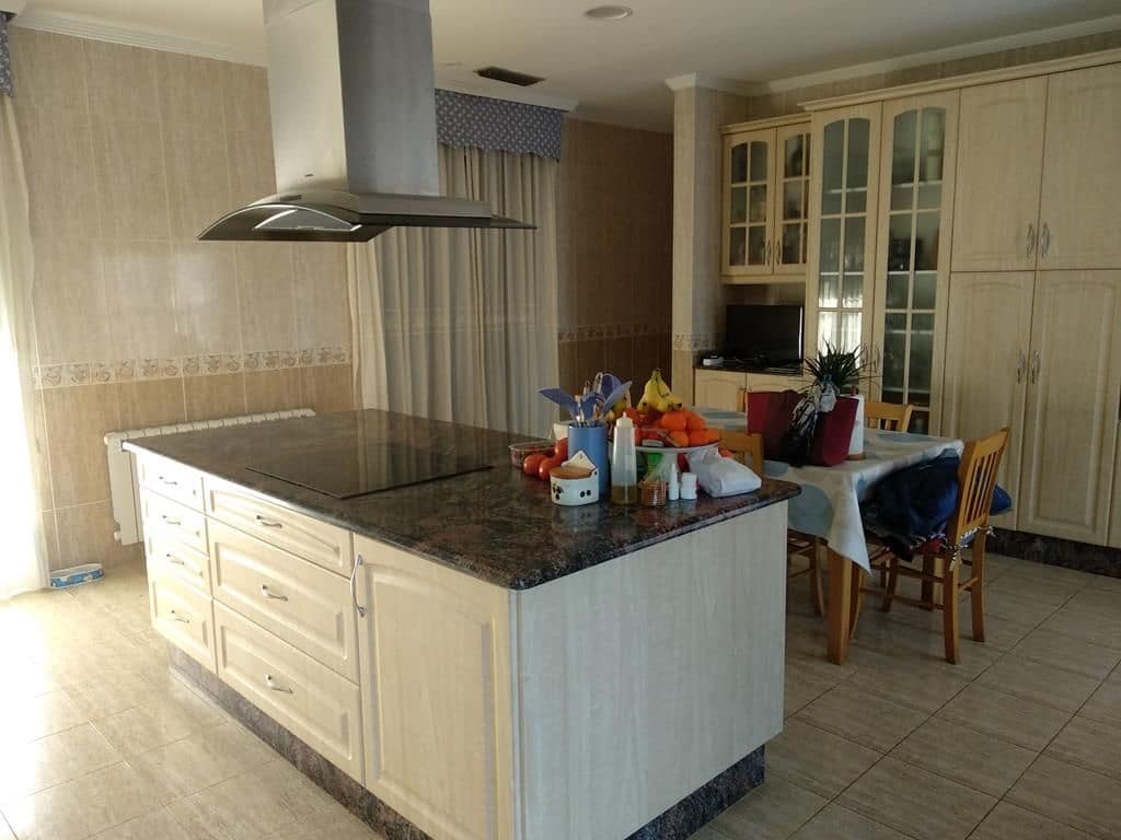 6 bedroom Villa for sale in Oropesa  with pool - € 735,000 (Ref: 9502794)