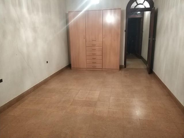 5 bedroom Townhouse for sale in Centro, Castelló de la Plana - € 215,000 (Ref: 9502800)