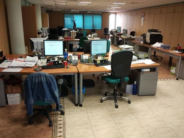 Commercial for sale in Oeste, Castelló de la Plana - € 325,000 (Ref: 9502838)