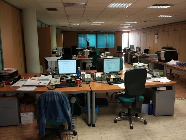 Commercial for sale in Oeste, Castelló de la Plana - € 325,000 (Ref: 9502838)