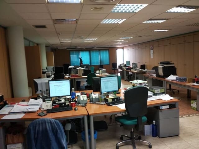 Commercial for sale in Oeste, Castelló de la Plana - € 325,000 (Ref: 9502838)