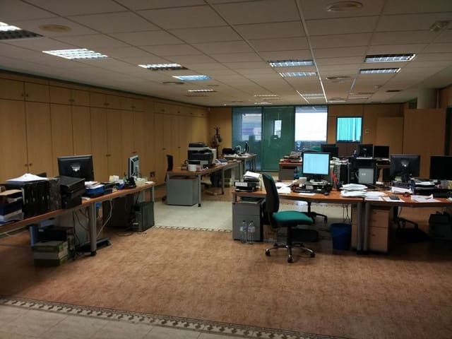 Commercial for sale in Oeste, Castelló de la Plana - € 325,000 (Ref: 9502838)