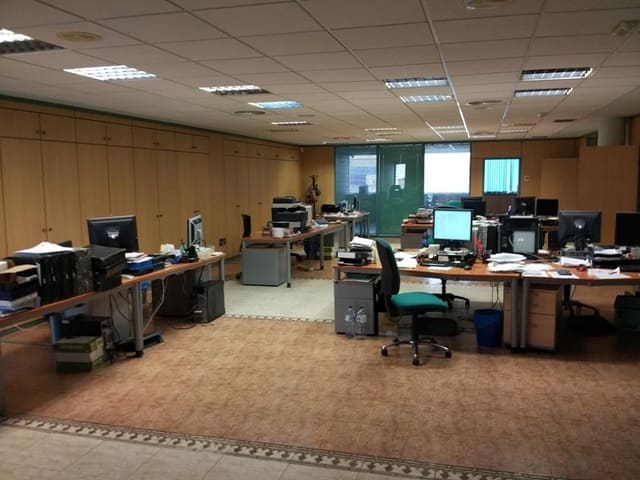 Commercial for sale in Oeste, Castelló de la Plana - € 325,000 (Ref: 9502838)