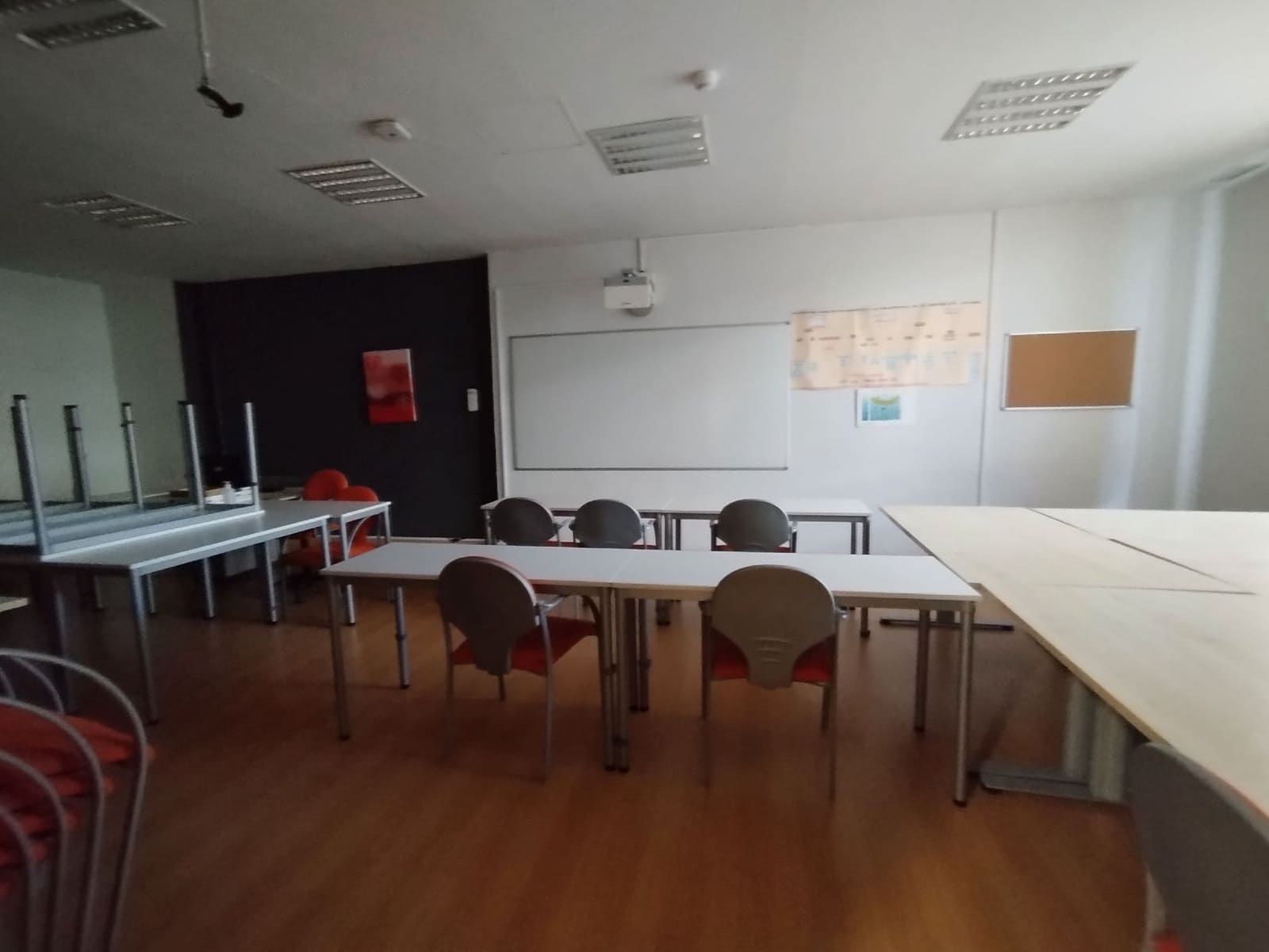 Commercial for sale in Castello de la Plana - € 600,000 (Ref: 9502900)