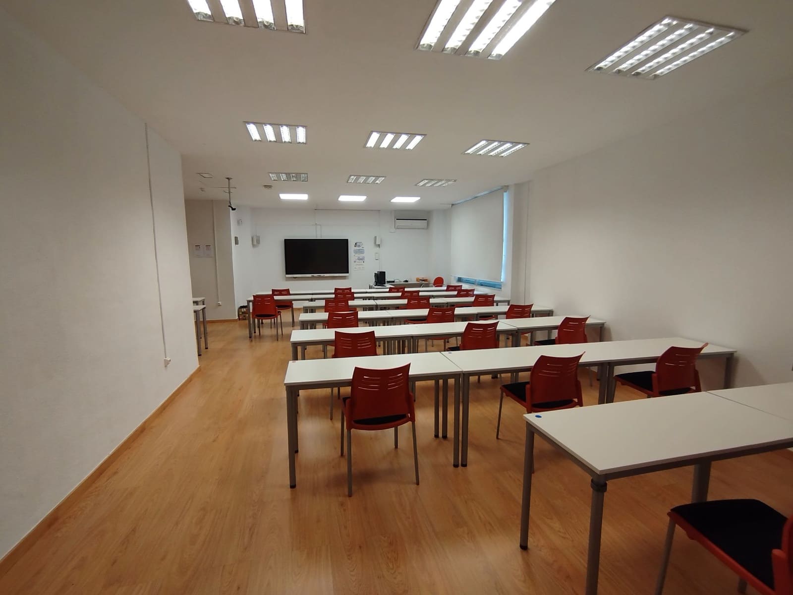 Commercial for sale in Castello de la Plana - € 600,000 (Ref: 9502900)