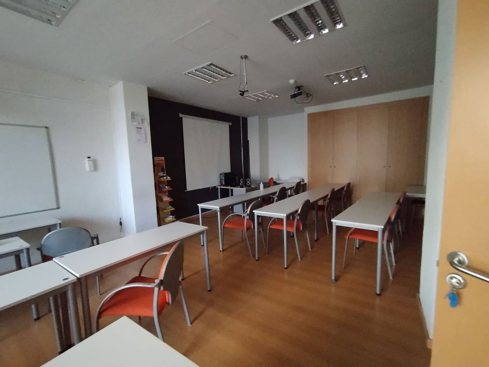 Commercial for sale in Castello de la Plana - € 600,000 (Ref: 9502900)