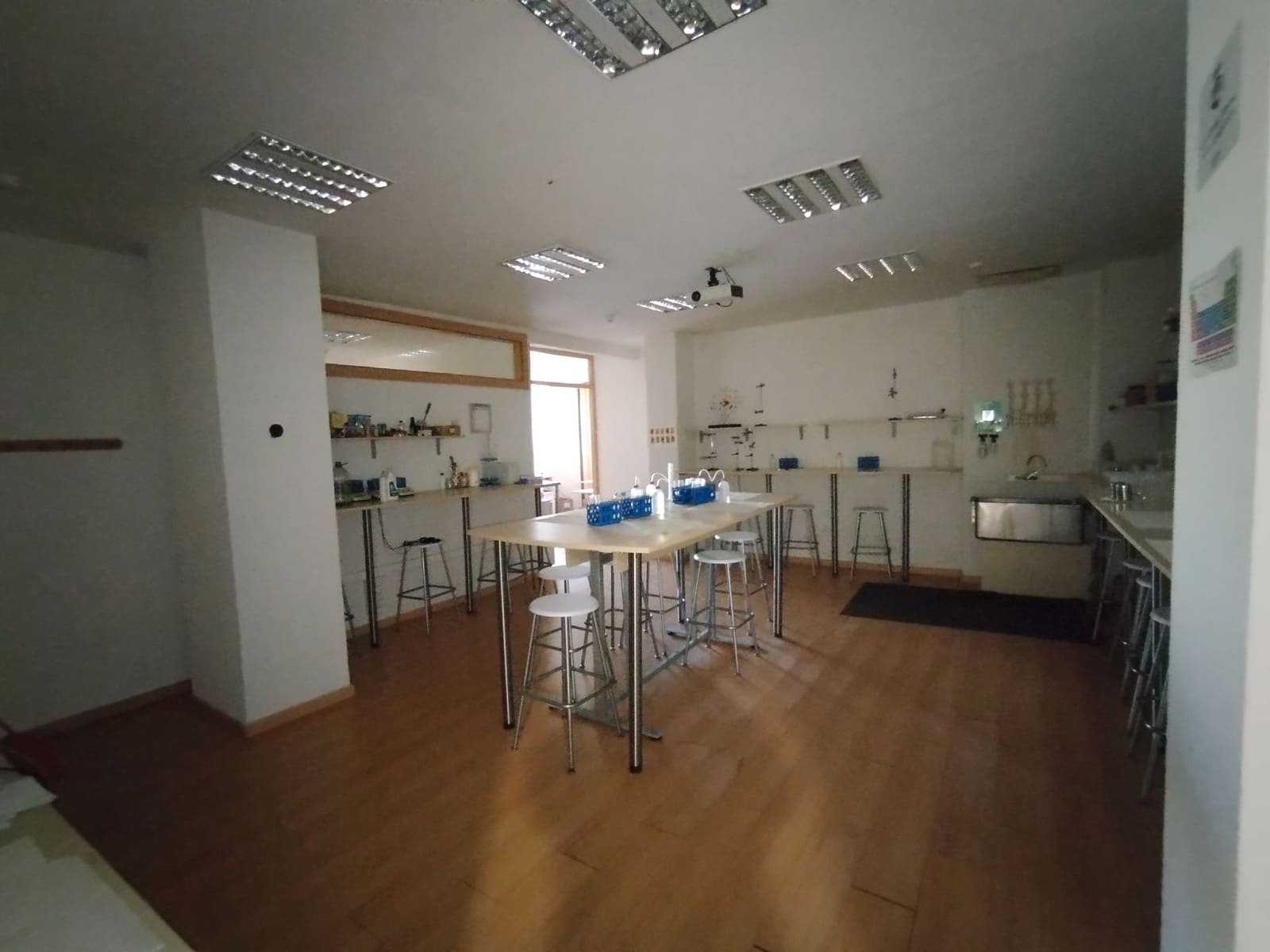 Commercial for sale in Castello de la Plana - € 600,000 (Ref: 9502900)