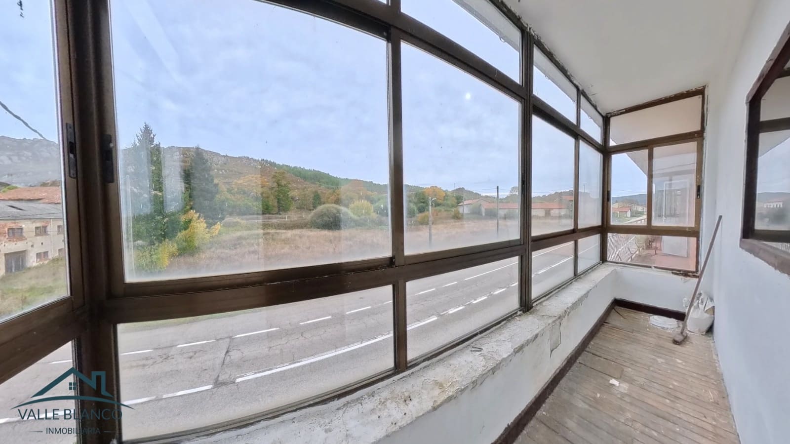 8 bedroom Business for sale in Valle de Valdebezana - € 159,000 (Ref: 9369028)