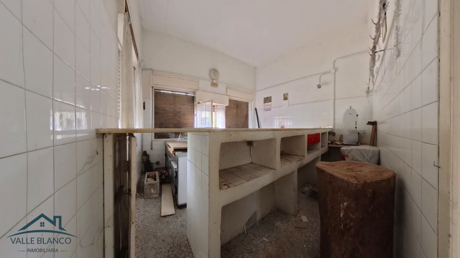 8 bedroom Business for sale in Valle de Valdebezana - € 159,000 (Ref: 9369028)