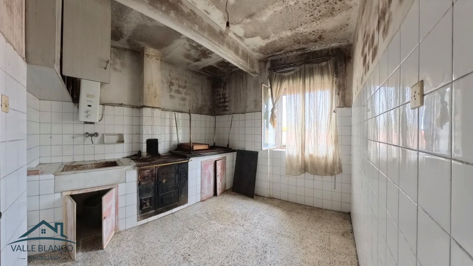 8 bedroom Business for sale in Valle de Valdebezana - € 159,000 (Ref: 9369028)