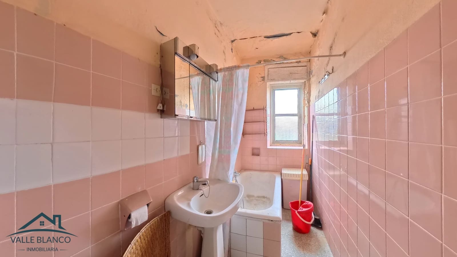 8 bedroom Business for sale in Valle de Valdebezana - € 159,000 (Ref: 9369028)