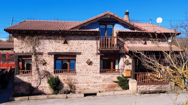 4 soverom Villa til salgs i Hermandad de Campoo de Suso med svømmebasseng garasje - € 489 000 (Ref: 9603547)