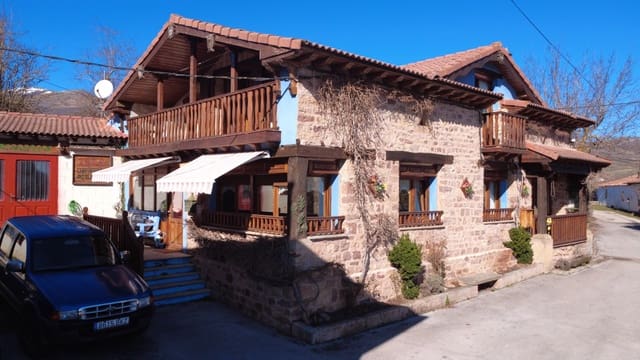 4 soverom Villa til salgs i Hermandad de Campoo de Suso med svømmebasseng garasje - € 489 000 (Ref: 9603547)