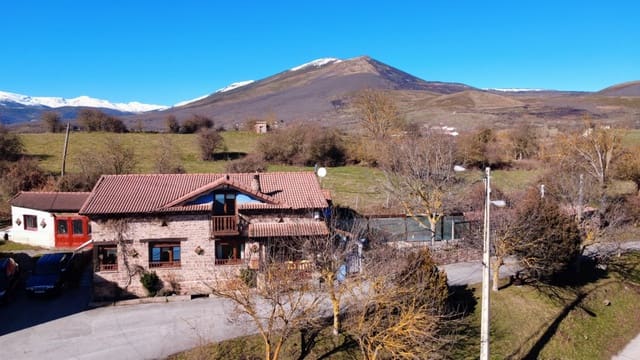 4 soverom Villa til salgs i Hermandad de Campoo de Suso med svømmebasseng garasje - € 489 000 (Ref: 9603547)