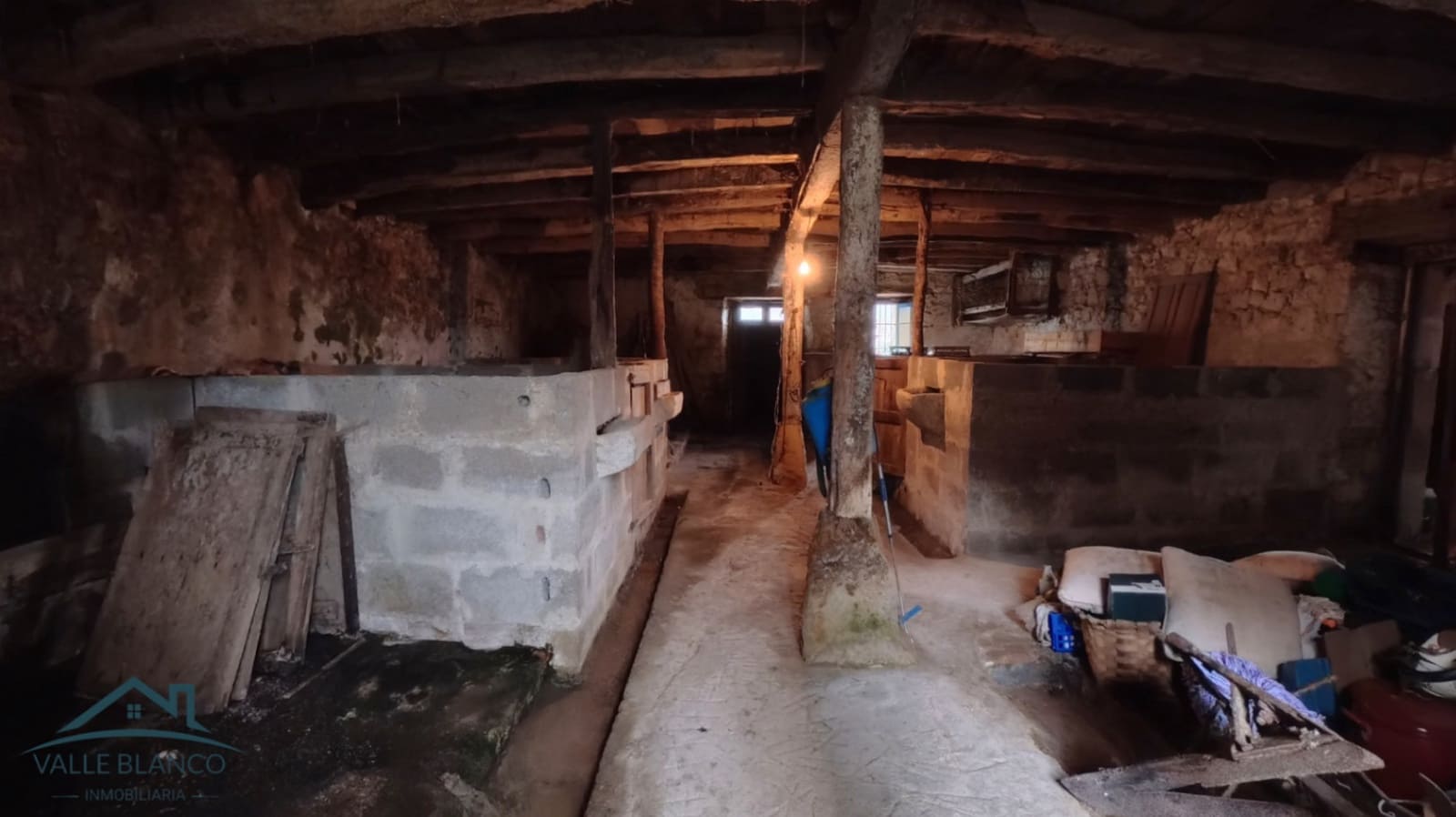 4 bedroom Finca/Country House for sale in Valle de Valdebezana - € 90,000 (Ref: 9729535)