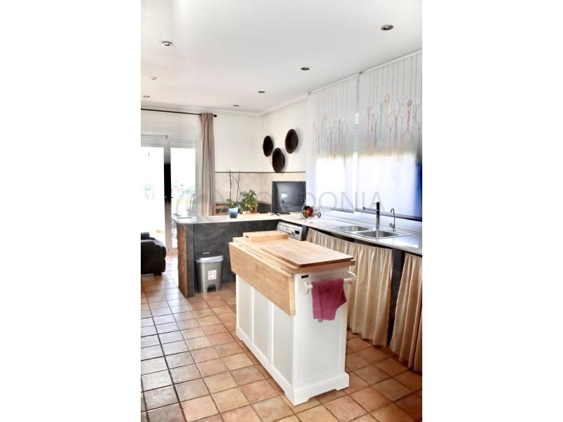 4 bedroom Villa for sale in Sant Antoni de Portmany - € 995,000 (Ref: 9949476)