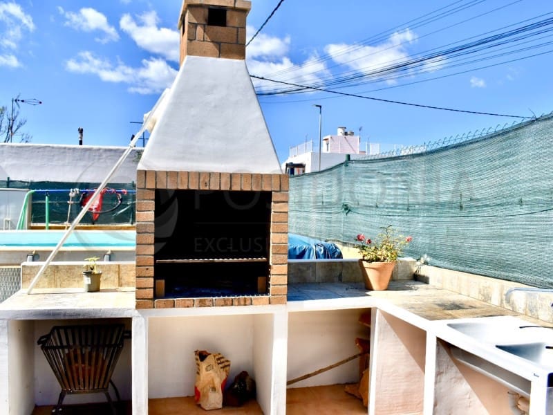 4 bedroom Villa for sale in Sant Antoni de Portmany - € 995,000 (Ref: 9949476)