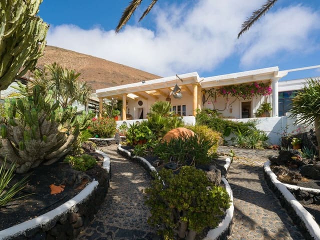 7 slaapkamer Villa te koop in La Asomada, Tías met zwembad garage - € 2.295.000 (Ref: 10174846)
