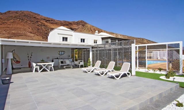 7 soverom Villa til salgs i Playa Blanca, Yaiza med garasje - € 2 800 000 (Ref: 8147652)