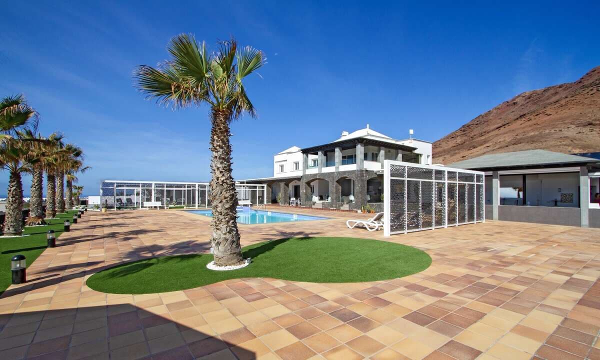 7 bedroom Villa for sale in Playa Blanca with garage - € 2,800,000 (Ref: 8147652)