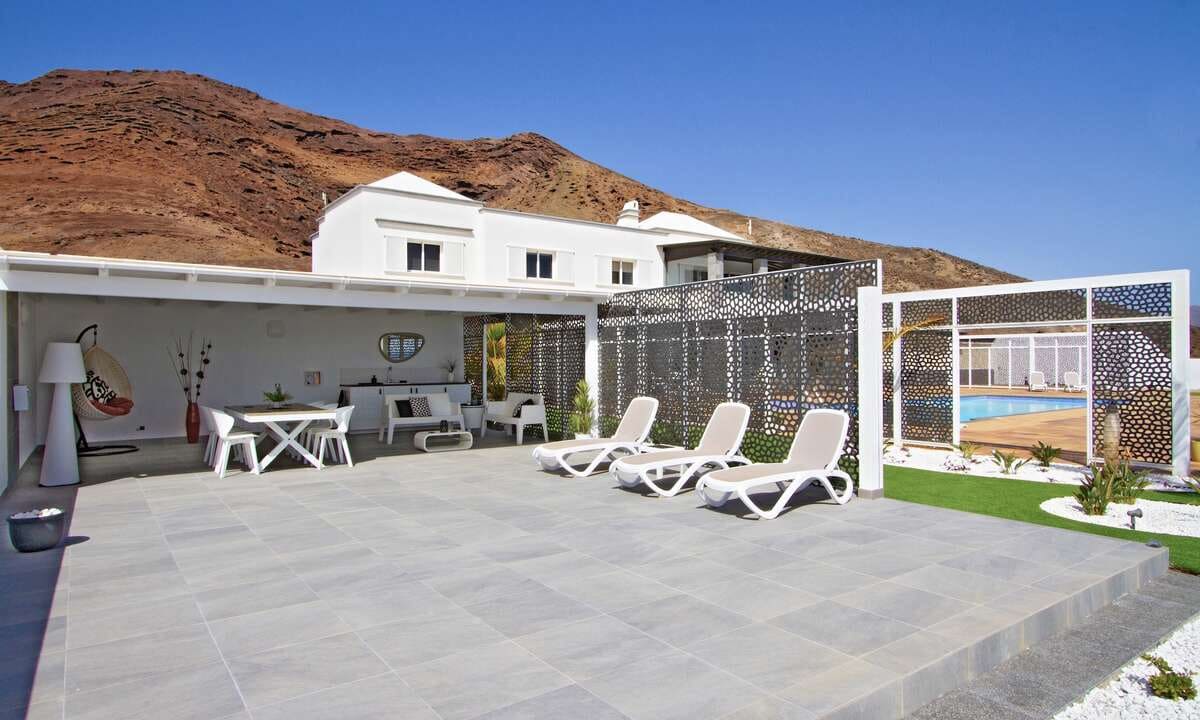 7 bedroom Villa for sale in Playa Blanca with garage - € 2,800,000 (Ref: 8147652)