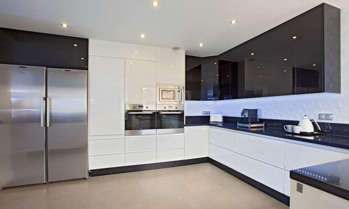 7 bedroom Villa for sale in Playa Blanca with garage - € 2,800,000 (Ref: 8147652)