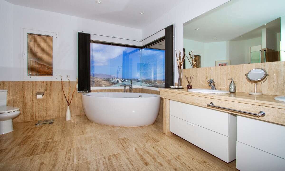 7 bedroom Villa for sale in Playa Blanca with garage - € 2,800,000 (Ref: 8147652)