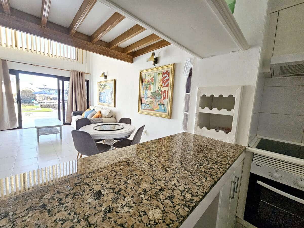 2 soveværelse Semi-Rækkehus til leje i Costa Teguise med swimmingpool garage - € 3.000 (Ref: 8262835)