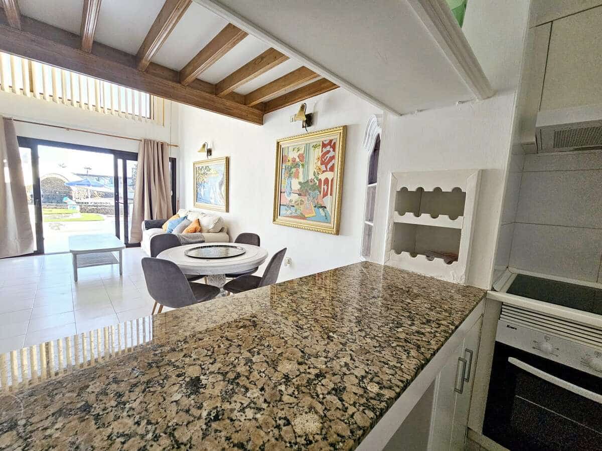 2 soveværelse Semi-Rækkehus til leje i Costa Teguise med swimmingpool garage - € 2.500 (Ref: 8262835)