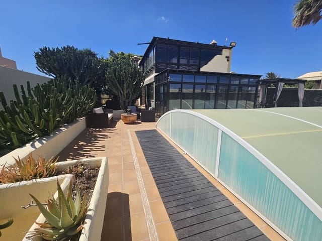 4 slaapkamer Villa te koop in Costa Teguise, Teguise met garage - € 895.000 (Ref: 8571906)