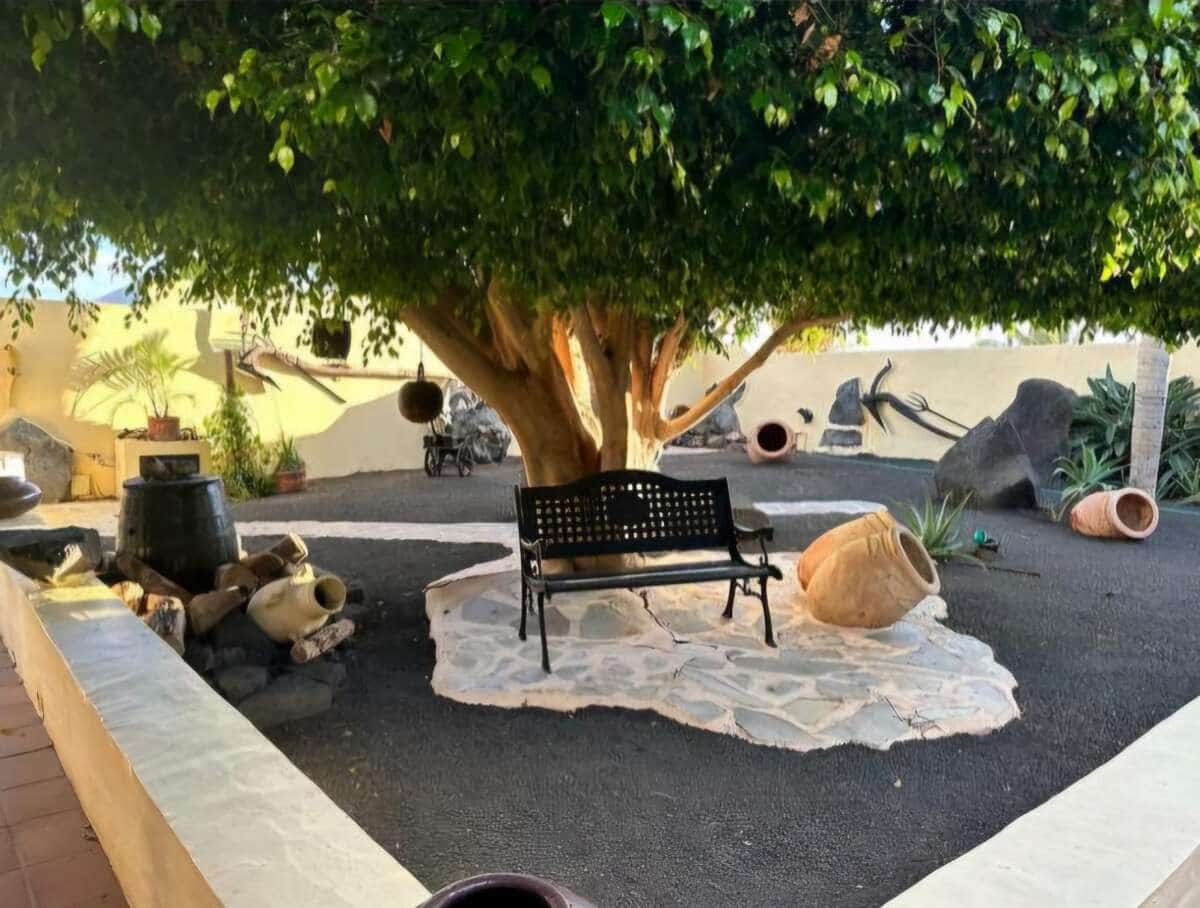 4 slaapkamer Villa te koop in Costa Teguise met garage - € 895.000 (Ref: 8571906)