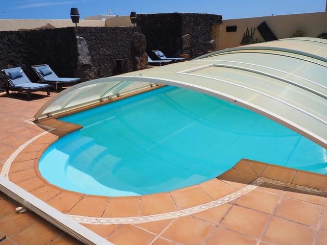 4 bedroom Villa for sale in Costa Teguise, Teguise with garage - € 895,000 (Ref: 8571906)