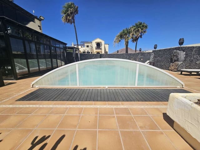 4 bedroom Villa for sale in Costa Teguise, Teguise with garage - € 895,000 (Ref: 8571906)