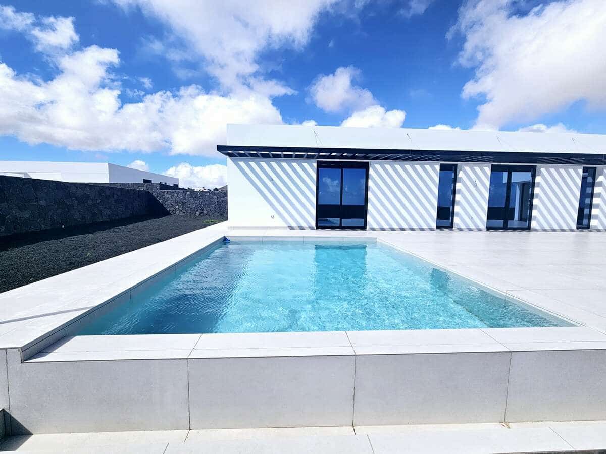 4 soverom Villa til salgs i Costa Teguise med svømmebasseng garasje - € 900 000 (Ref: 8679404)