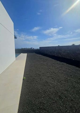 4 soveværelse Villa til salg i Costa Teguise, Teguise med swimmingpool garage - € 900.000 (Ref: 8679404)