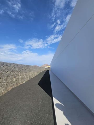 4 soveværelse Villa til salg i Costa Teguise, Teguise med swimmingpool garage - € 900.000 (Ref: 8679404)