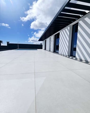 4 soveværelse Villa til salg i Costa Teguise, Teguise med swimmingpool garage - € 900.000 (Ref: 8679404)