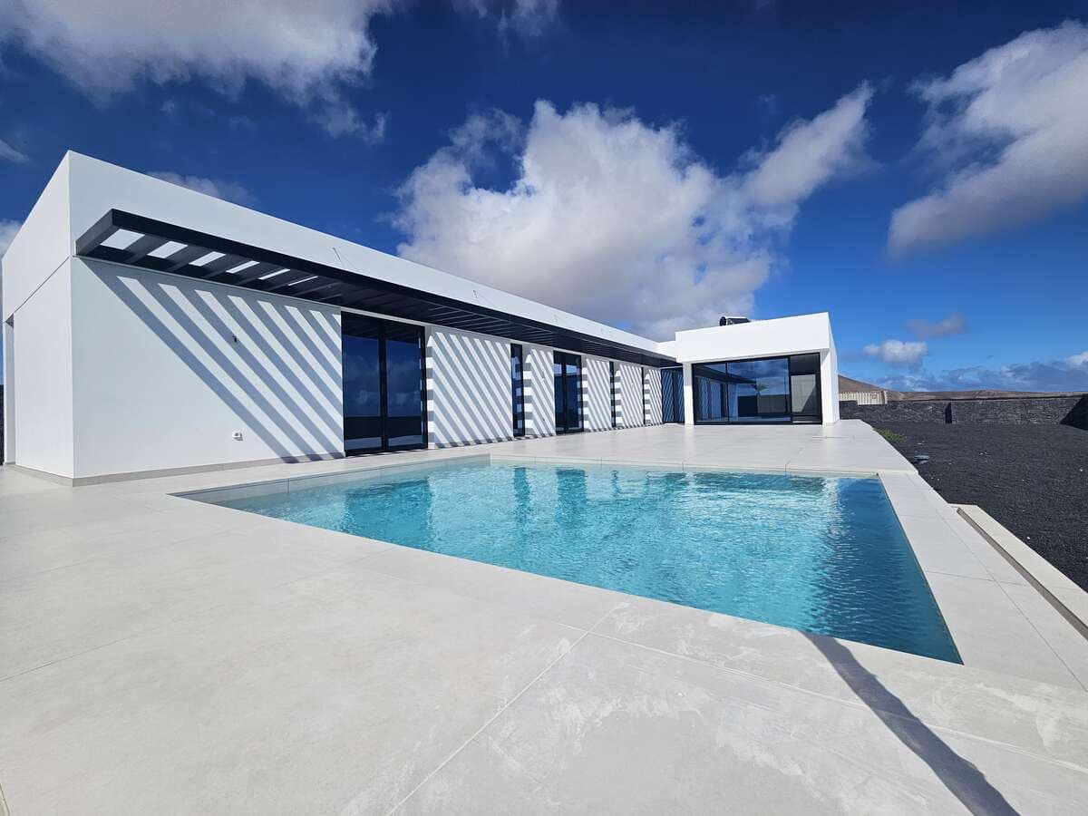 4 soverom Villa til salgs i Costa Teguise med svømmebasseng garasje - € 900 000 (Ref: 8679404)