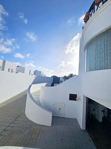 5 soverom Villa til salgs i Costa Teguise, Teguise med svømmebasseng garasje - € 950 000 (Ref: 8804031)
