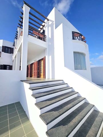 5 soverom Villa til salgs i Costa Teguise, Teguise med svømmebasseng garasje - € 950 000 (Ref: 8804031)