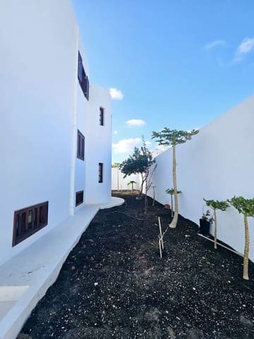 5 soverom Villa til salgs i Costa Teguise, Teguise med svømmebasseng garasje - € 950 000 (Ref: 8804031)
