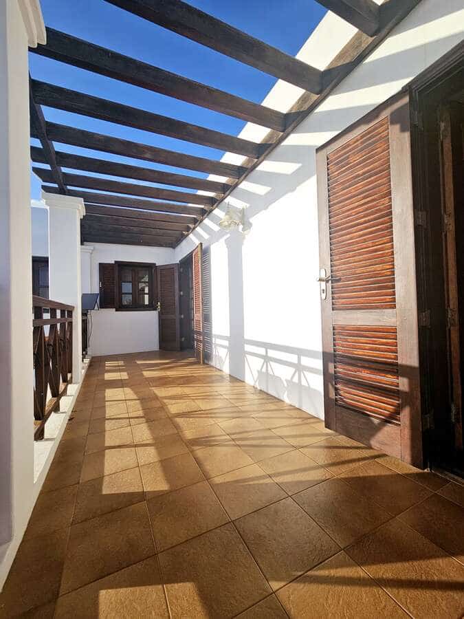 5 soveværelse Villa til salg i Costa Teguise med swimmingpool garage - € 950.000 (Ref: 8804031)