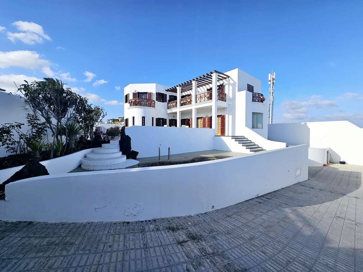 5 soveværelse Villa til salg i Costa Teguise med swimmingpool garage - € 950.000 (Ref: 8804031)