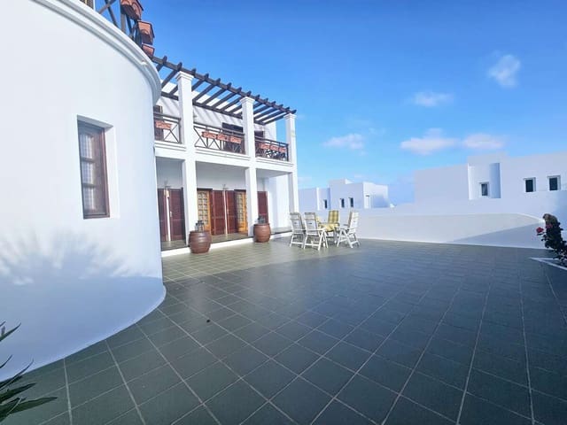 5 soverom Villa til salgs i Costa Teguise, Teguise med svømmebasseng garasje - € 950 000 (Ref: 8804031)